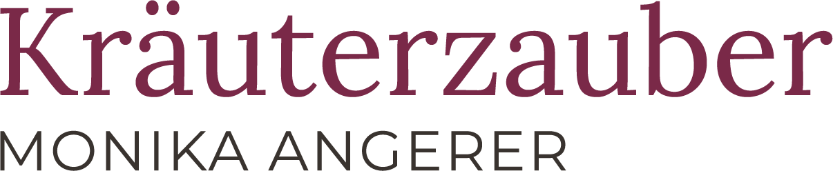 Kräuterzauber Monika Angerer Schriftzug-Logo in Grün und Bordeaux